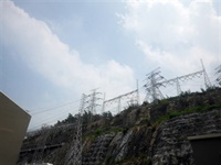 40萬伏特的高壓電塔。何女士指出，發電廠產生的電，要先經過變壓，才能供市民供用。