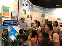 中電的陳先生細心講解