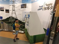 大使們遊玩展覽館内的設施