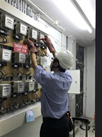 港燈工程人員在作業前需穿上安全帽、護眼罩及絕緣手套等裝備